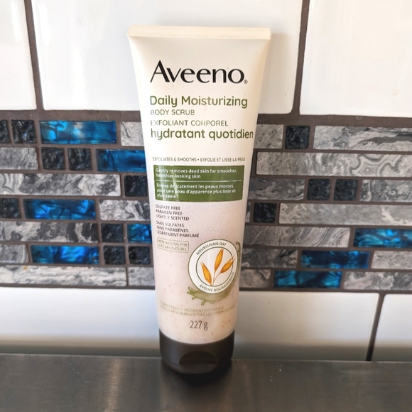 🌸3/$15🌸 Aveeno Daily Moisturizing body scrub - Picture 1 of 2